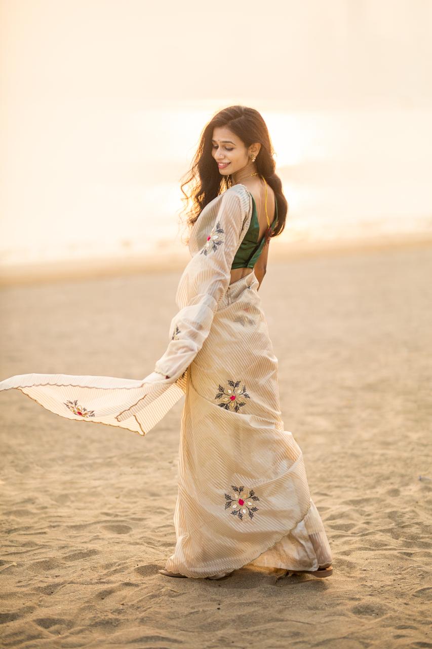 Minimal Gold-Line Pure Elegance Saree S-0029